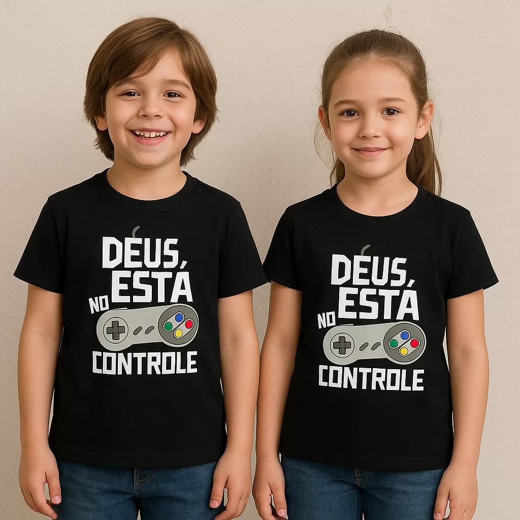 Camiseta Deus está no Controle - Cristã Divertida - Infantil - Preta ou Branca - 100% Algodão